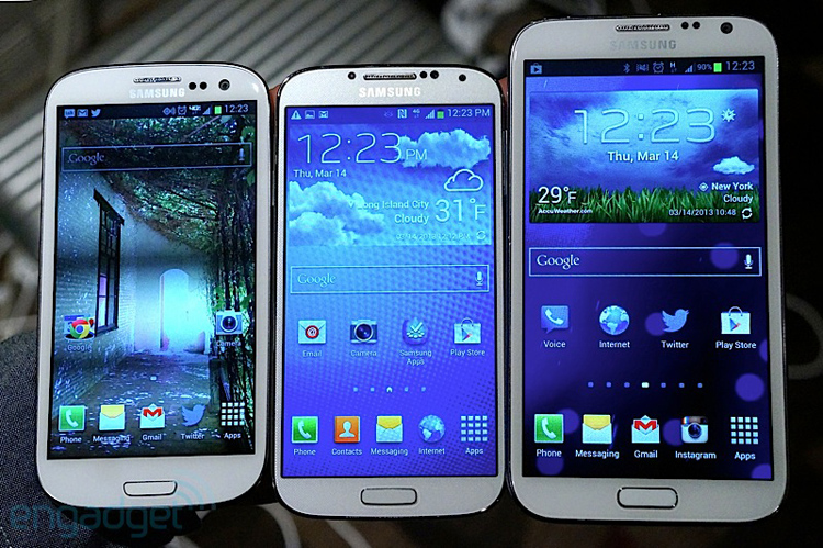 Samsung Galaxy S4 ở giữ với màn hình có mật độ điểm ảnh cao hơn hẳn những người anh em là Galaxy Note 2 và Galaxy S3