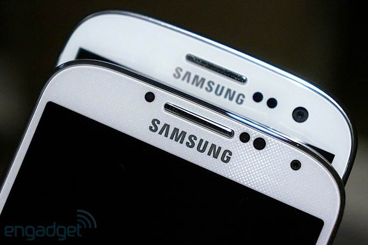 Phần đỉnh máy vẫn gồm logo Samsung, các cảm biến và camera trước.