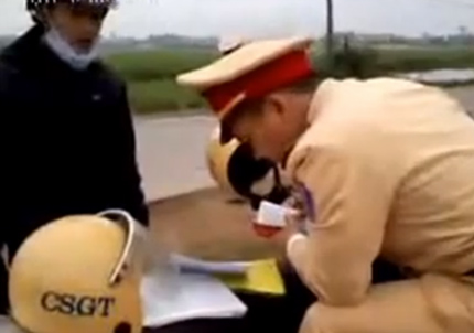 Quay video, chụp ảnh CSGT: Không sai - 2