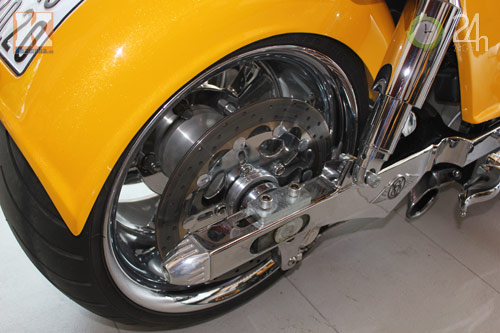 Cận cảnh xe mô tô phân khối lớn nhất VN - 10