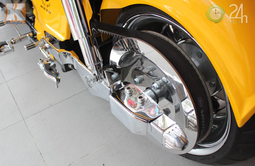 Cận cảnh xe mô tô phân khối lớn nhất VN - 11