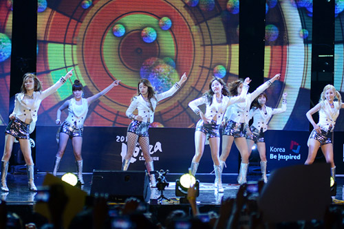 Mặc áo đuôi tôm "chất lừ" như T - ara - 1