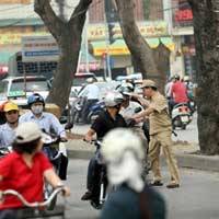 Tin tức trong ngày - "Múa gậy" chặn xe vì… chỉ tiêu 50 triệu