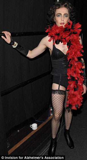 Phì cười vì những quý ông mải khoe thân - 4