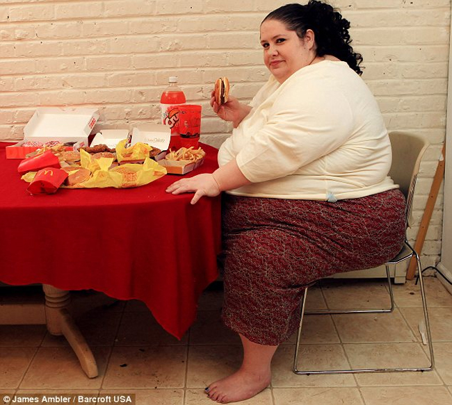 Một bà mẹ siêu bự nước Anh dù rất béo vẫn muốn mình tăng cân thêm nữa