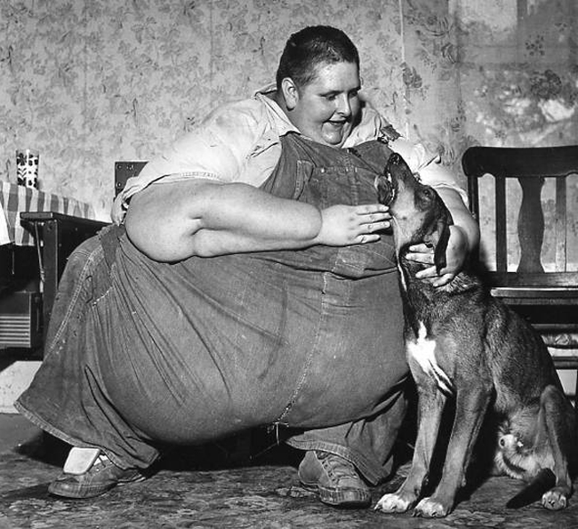 Một người đàn ông với cân nặng khủng của mình vui chơi bên chú chó