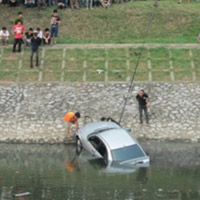 Tin tức trong ngày - HN: Xế hộp BMW "tắm” sông Tô Lịch