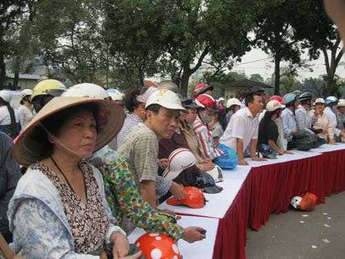 Trợ giá MBH: Chờ 3 tiếng mới mua được mũ - 2