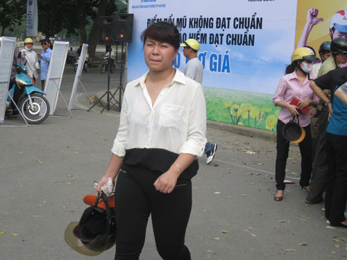 Trợ giá MBH: Chờ 3 tiếng mới mua được mũ - 4