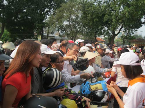 Trợ giá MBH: Chờ 3 tiếng mới mua được mũ - 6