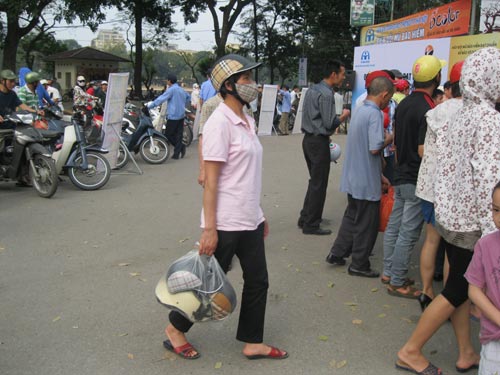 Trợ giá MBH: Chờ 3 tiếng mới mua được mũ - 7