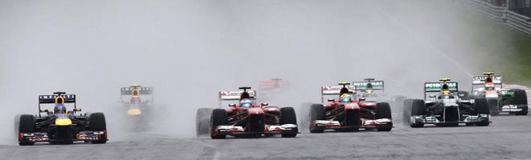 Bước vào chặng đua chính thức tại Malaysia GP, tay đua Alonso của đội Ferrari có lợi thế khá lớn giành chức vô địch với vị trí xuất phát thứ 3. Tuy nhiên, chiếc F138 của tay đua xứ Bò tót đã bị hư hỏng nặng phần cánh gió phía trước khiến ngôi sao người Tây Ban Nha phải bỏ cuộc ngay từ vòng đua thứ 2. Kết thúc chặng này, Alonso không thể gia tăng điểm số và chính thức rơi xuống vị trí thứ 6 trên BXH tổng.