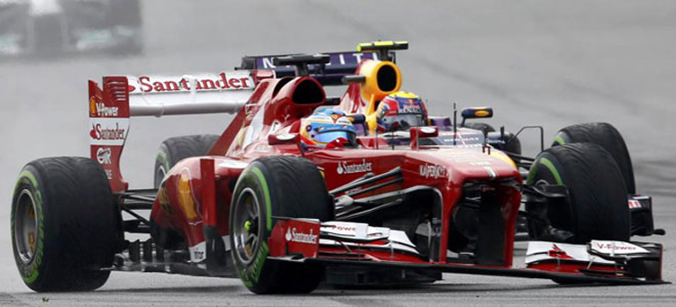 Bước vào chặng đua chính thức tại Malaysia GP, tay đua Alonso của đội Ferrari có lợi thế khá lớn giành chức vô địch với vị trí xuất phát thứ 3. Tuy nhiên, chiếc F138 của tay đua xứ Bò tót đã bị hư hỏng nặng phần cánh gió phía trước khiến ngôi sao người Tây Ban Nha phải bỏ cuộc ngay từ vòng đua thứ 2. Kết thúc chặng này, Alonso không thể gia tăng điểm số và chính thức rơi xuống vị trí thứ 6 trên BXH tổng.