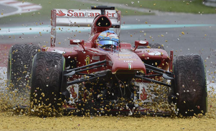 Bước vào chặng đua chính thức tại Malaysia GP, tay đua Alonso của đội Ferrari có lợi thế khá lớn giành chức vô địch với vị trí xuất phát thứ 3. Tuy nhiên, chiếc F138 của tay đua xứ Bò tót đã bị hư hỏng nặng phần cánh gió phía trước khiến ngôi sao người Tây Ban Nha phải bỏ cuộc ngay từ vòng đua thứ 2. Kết thúc chặng này, Alonso không thể gia tăng điểm số và chính thức rơi xuống vị trí thứ 6 trên BXH tổng.