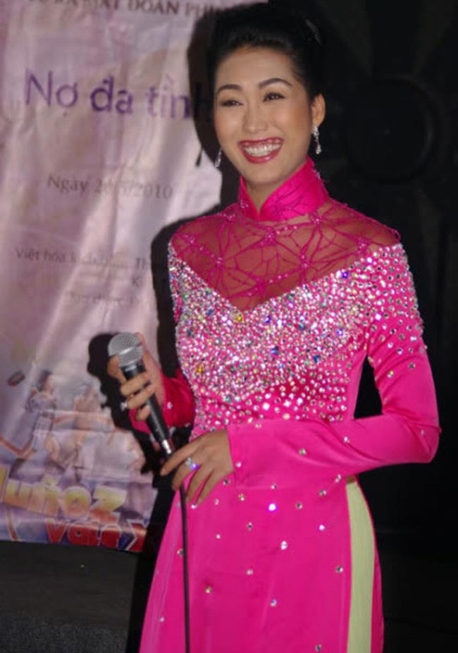 Thời chưa thẩm mỹ cô được đánh giá là rất xấu với hàm lợi hở mỗi khi trò chuyện