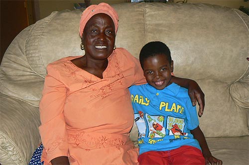 Bé 8 tuổi hạnh phúc bên vợ 61 tuổi - 2