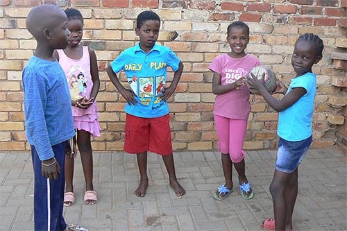 Bé 8 tuổi hạnh phúc bên vợ 61 tuổi - 3