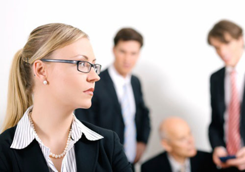 Đối phó với sự cô lập nơi công sở - 1
