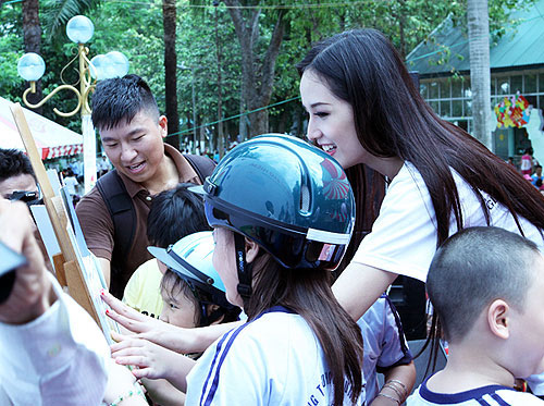 Mai Phương Thúy xinh với “nồi cơm điện” - 3