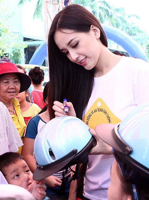 Mai Phương Thúy xinh với “nồi cơm điện” - 4