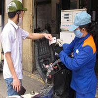 Tin tức trong ngày - Giá xăng thế giới hạ, trong nước đứng im