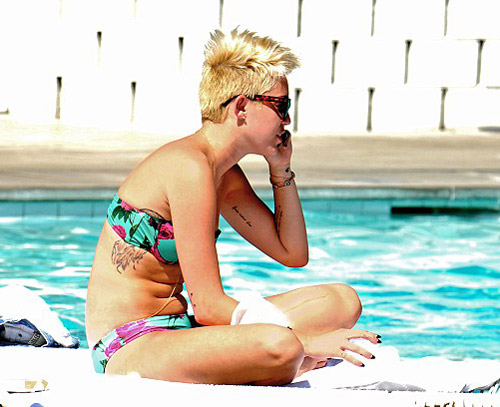 Miley Cyrus khoe bụng... 3 ngấn - 1