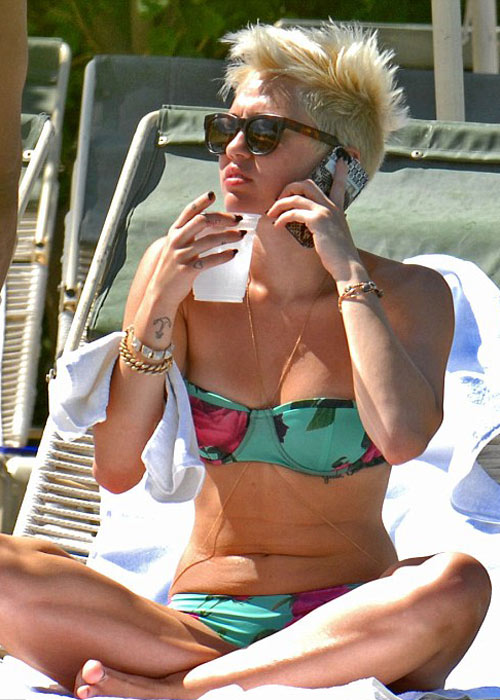 Miley Cyrus khoe bụng... 3 ngấn - 2