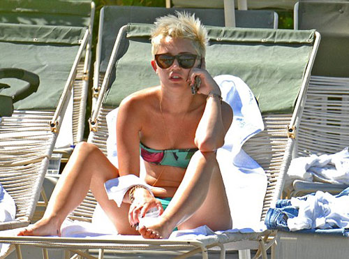 Miley Cyrus khoe bụng... 3 ngấn - 3