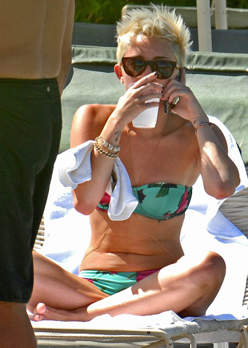 Miley Cyrus khoe bụng... 3 ngấn - 4