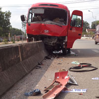 Tin tức trong ngày - Ô tô "trèo" dải phân cách, 20 người bị thương