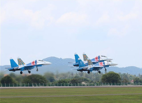 Nga, Pháp phô diễn sức mạnh của chiến đấu cơ - 10