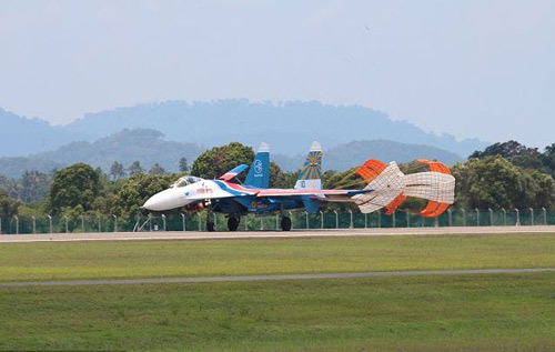 Nga, Pháp phô diễn sức mạnh của chiến đấu cơ - 11