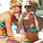 Xu hướng thời trang - Miley Cyrus khoe bụng... 3 ngấn