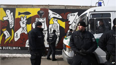 Đức: Phá một phần Bức tường Berlin - 1