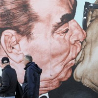 Tin tức trong ngày - Đức: Phá một phần Bức tường Berlin