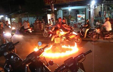 "Thiếu nữ" Việt cởi áo múa lửa giữa đường - 1
