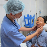Sức khỏe đời sống - Phẫu thuật cho người 30 năm không há miệng