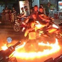 Phi thường - kỳ quặc - "Thiếu nữ" Việt cởi áo múa lửa giữa đường