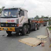 Tin tức trong ngày - Tiếng kêu cứu của cô gái dưới bánh container