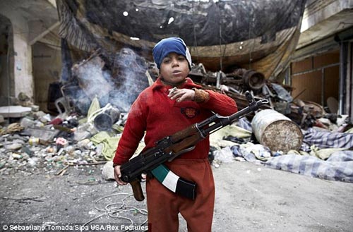 Hình ảnh “sốc” về chiến binh 7 tuổi ở Syria - 1