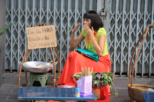 Diễm Châu lòe loẹt bán bún đậu - 2