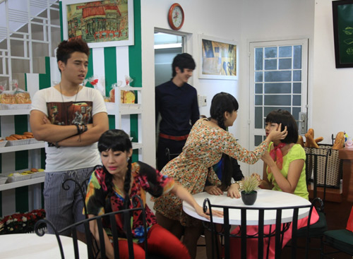 Diễm Châu lòe loẹt bán bún đậu - 6