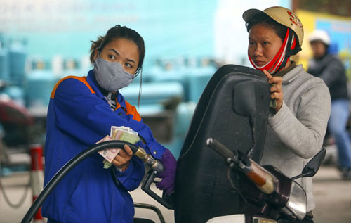 Giá xăng phải tăng vì rẻ hơn nước ngoài? - 2