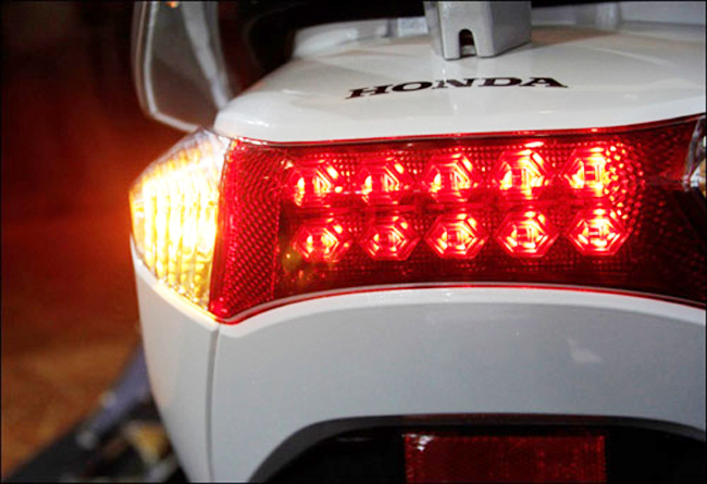 Hệ thống đèn sau sắc nét được sử dụng cho cụm đèn hậu và đèn phanh, mang lại phong cách ấn tượng nhưng không kém phần sang trọng cho phần đuôi xe.