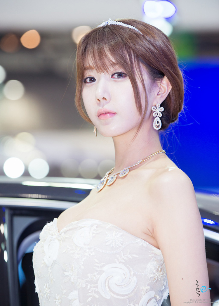 Heo Yoon Mi, người đẹp có 'số má' tại xứ sở Kim Chi vừa có màn xuất hiện đầy ấn tượng và lộng lẫy tại triển lãm ô tô quốc tế đang diễn ra tại Seoul, Hàn Quốc.