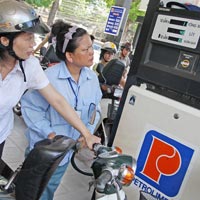 Tin tức trong ngày - Vì sao giá xăng tăng kỷ lục?