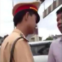 Tin tức trong ngày - Clip "cãi nhau": CSGT sửa thái độ 3 tháng