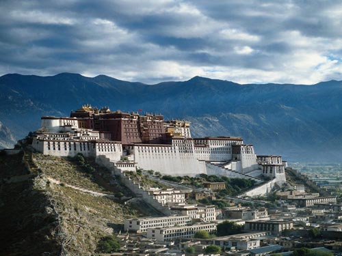 Lở đất ở Tây Tạng, 83 công nhân bị chôn vùi - 1