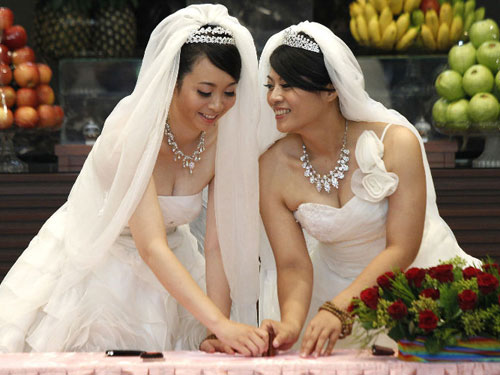 Cấm kết hôn với người nước ngoài cùng giới - 1