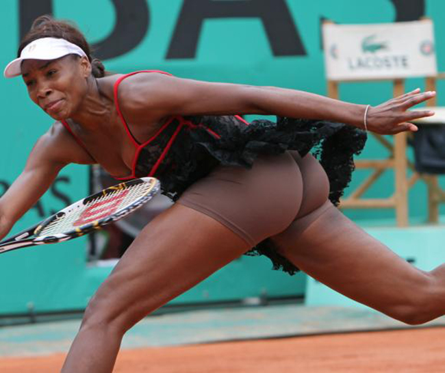 Venus Williams có những trang phục thi đấu quái dị khiến khán giả phải 'nóng mắt'. Cô chị nhà Williams thường xuất hiện với chiếc váy siêu ngắn và chiếc quần màu da, nhìn xa ai cũng tưởng rằng Venus không mặc quần